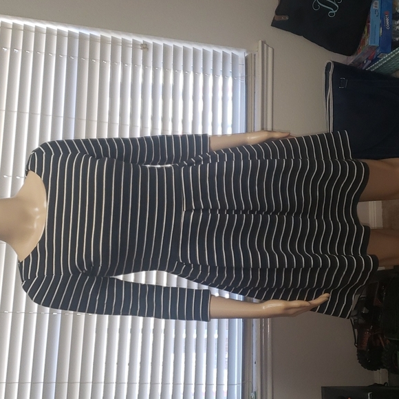 Banana Republic Dresses & Skirts - Banana Republic 4 thick textured inverted pleats in skirt quarter sleeve strip…